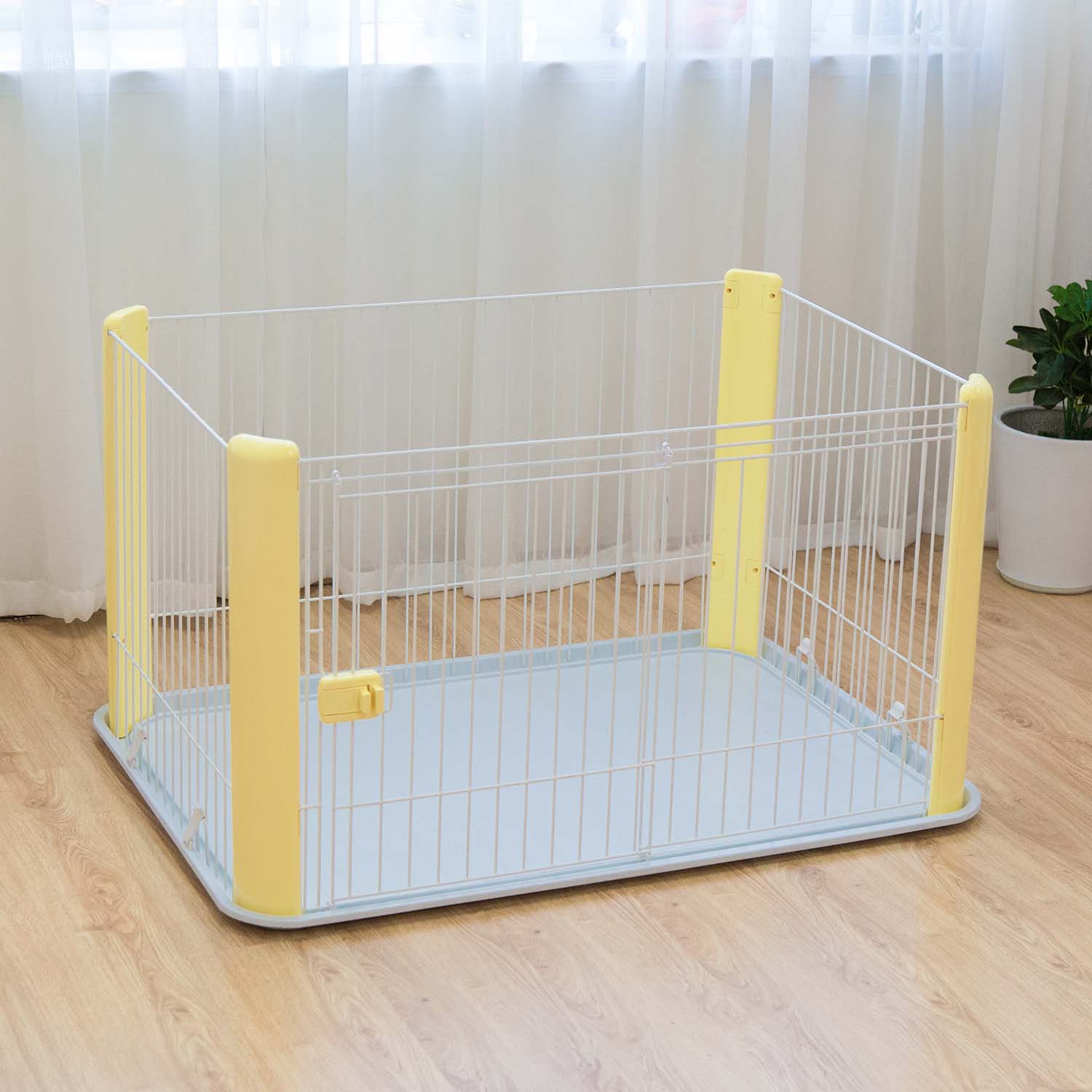 Iris wire playpen with removable outlet roof